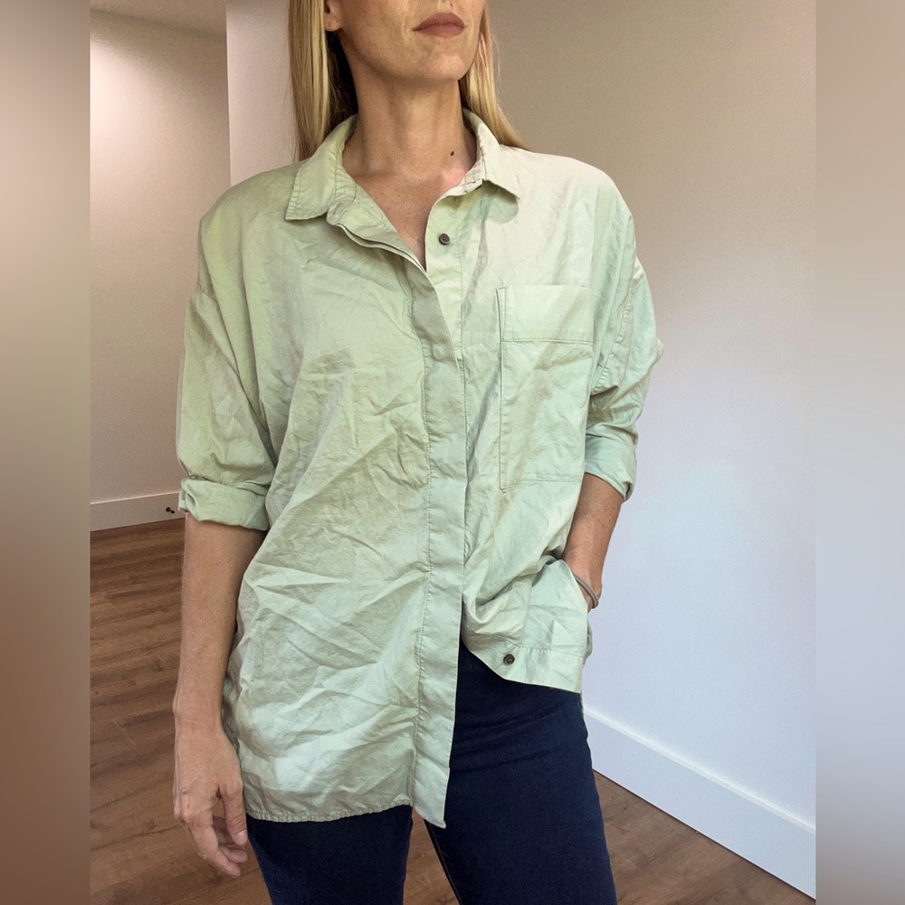 Everlane Relaxed Boyfriend Button Down Shirt in Neutral Sage Green - Size Small